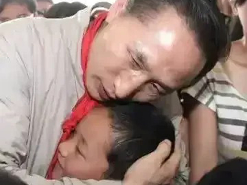 韩总统突飞汶川慰问孩子,真情流露令人动容